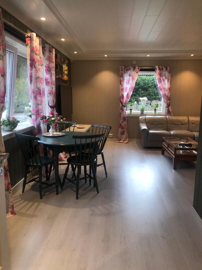 Den Gule Huset Apartment Лингдал Екстериор снимка